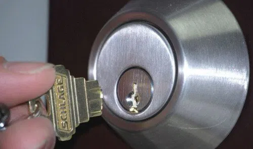 Royal Locksmith Store Menlo Park, CA 650-651-3438 - key-broke-in-lock
